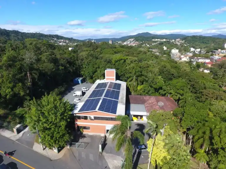 Rafthel Embalagens com energia solar e práticas sustentáveis.